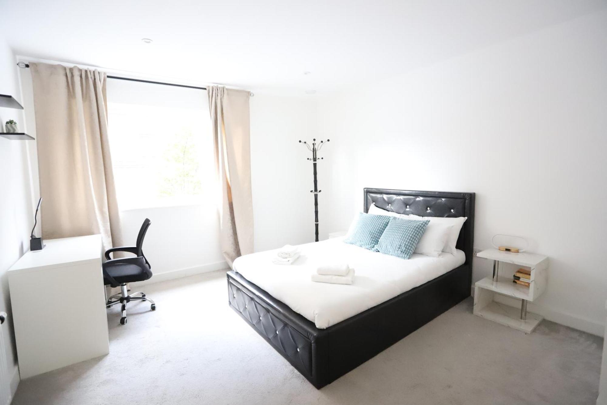 Appartement Spacious 3-story Retreat With Rooftop Terrace And Modern Amenities Londen