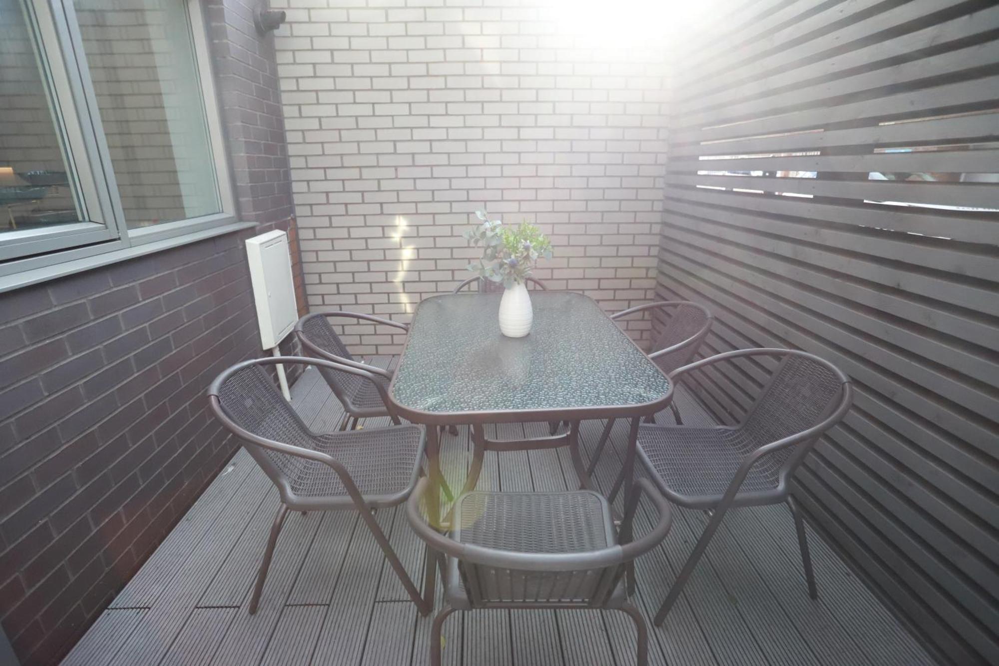 Spacious 3-story Retreat With Rooftop Terrace And Modern Amenities Londen