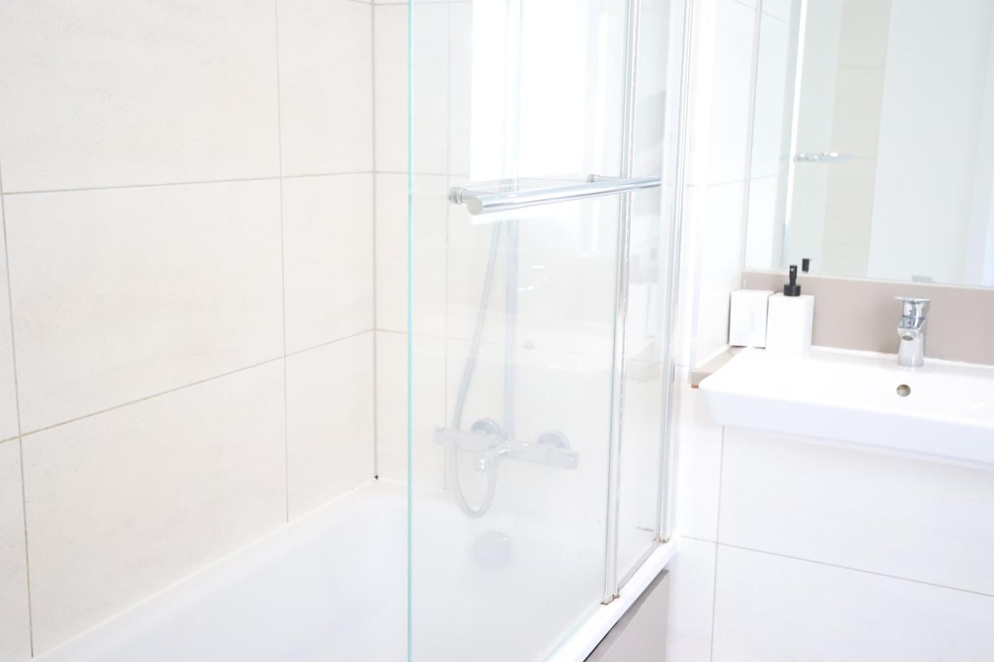 Spacious 3-story Retreat With Rooftop Terrace And Modern Amenities Appartement Londen
