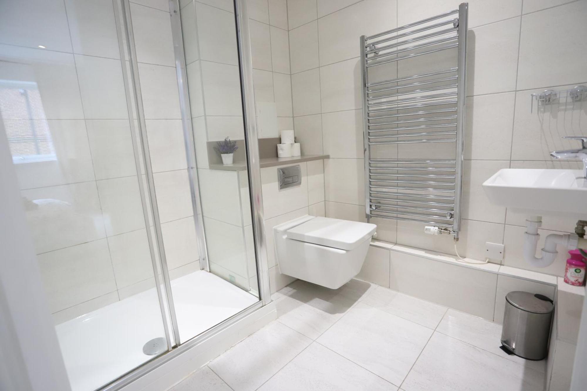 Appartement Spacious 3-story Retreat With Rooftop Terrace And Modern Amenities Londen