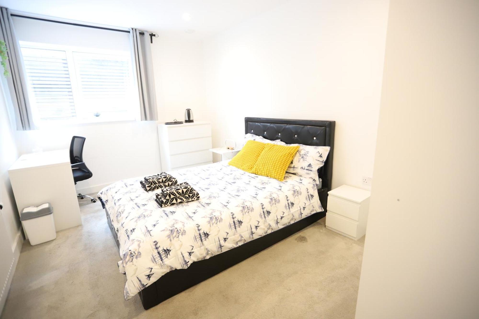 Spacious 3-story Retreat With Rooftop Terrace And Modern Amenities Londen