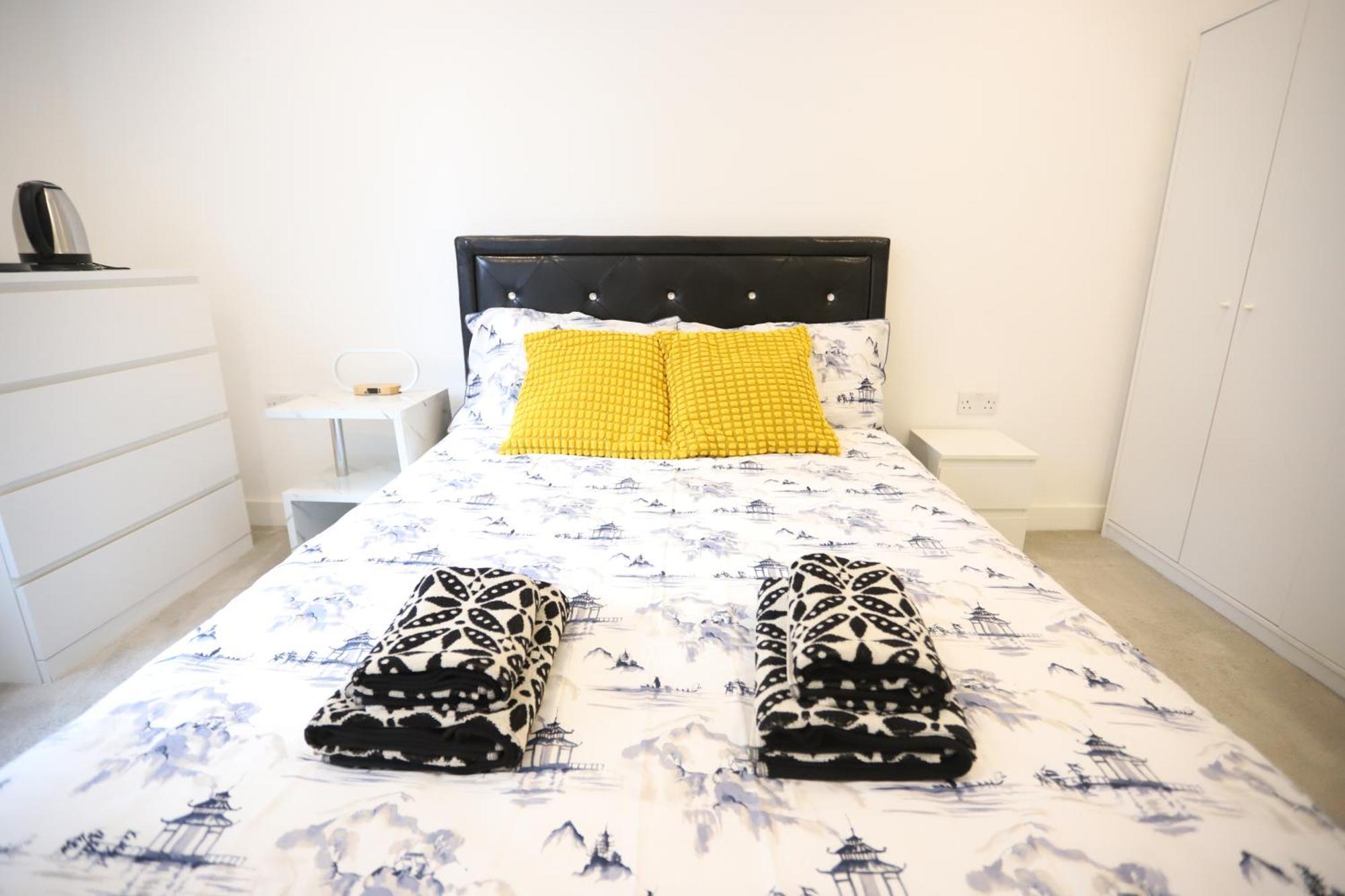 Spacious 3-story Retreat With Rooftop Terrace And Modern Amenities * Londen