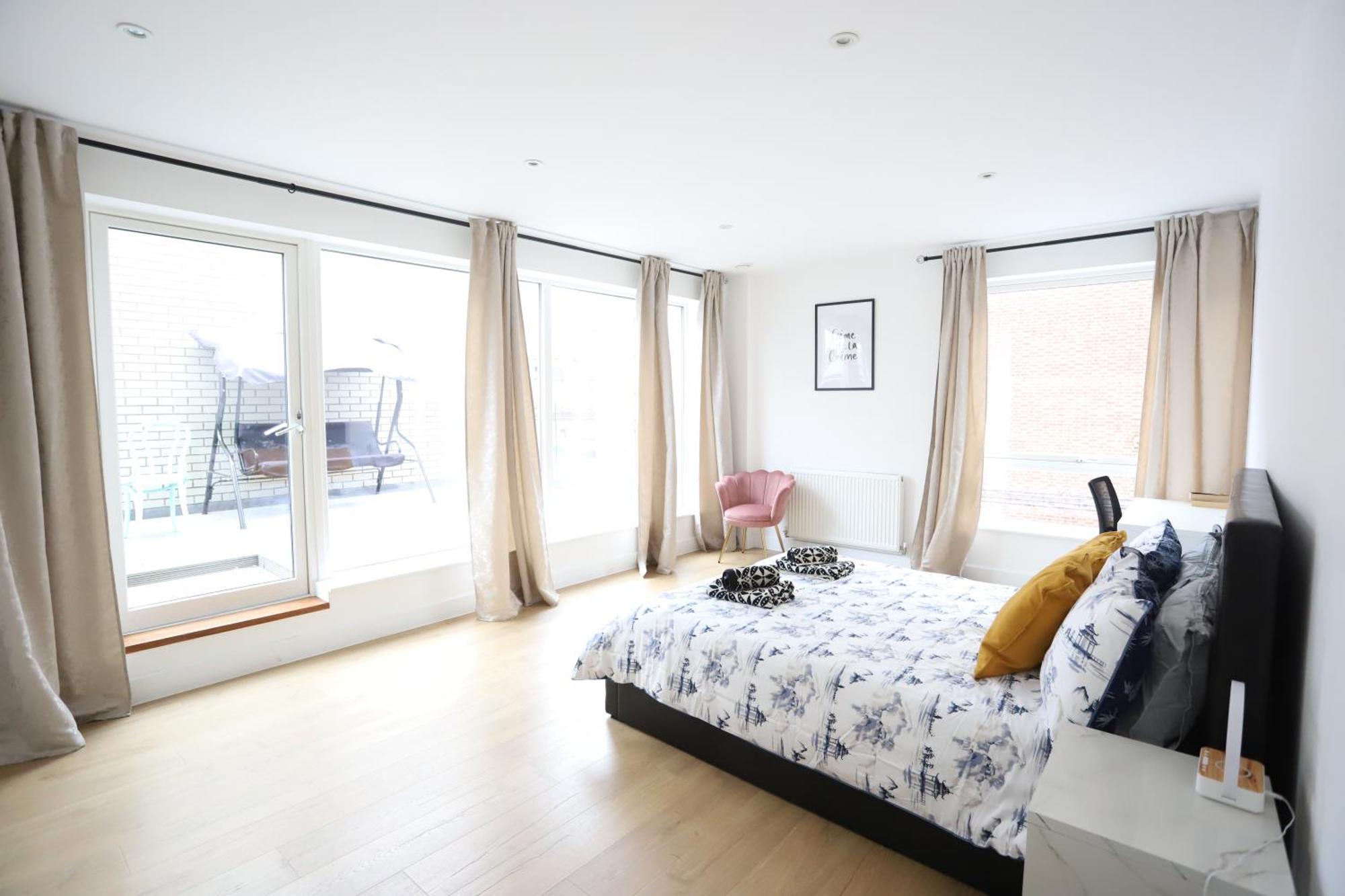 Spacious 3-story Retreat With Rooftop Terrace And Modern Amenities * Londen