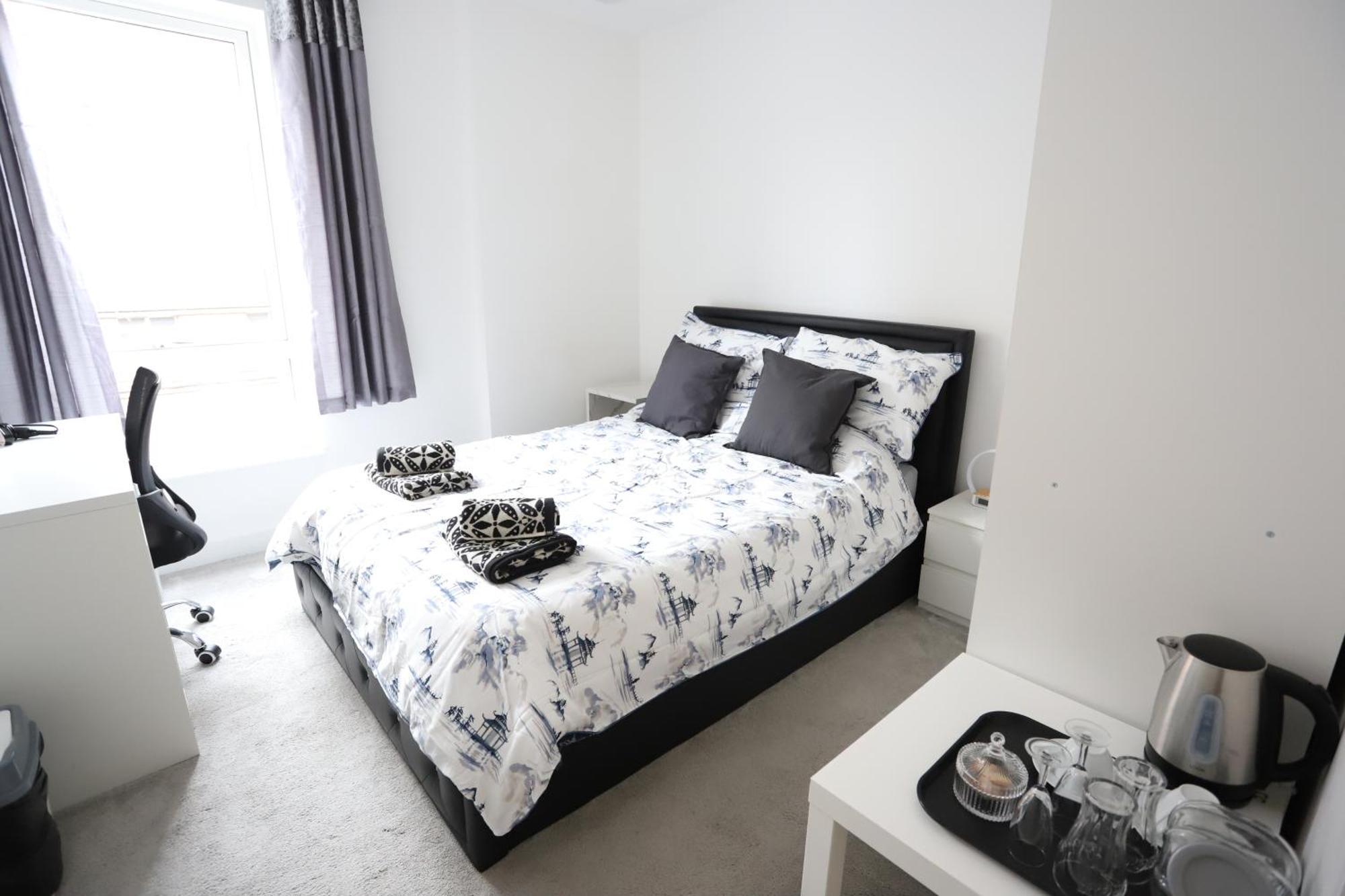 Appartement Spacious 3-story Retreat With Rooftop Terrace And Modern Amenities Londen